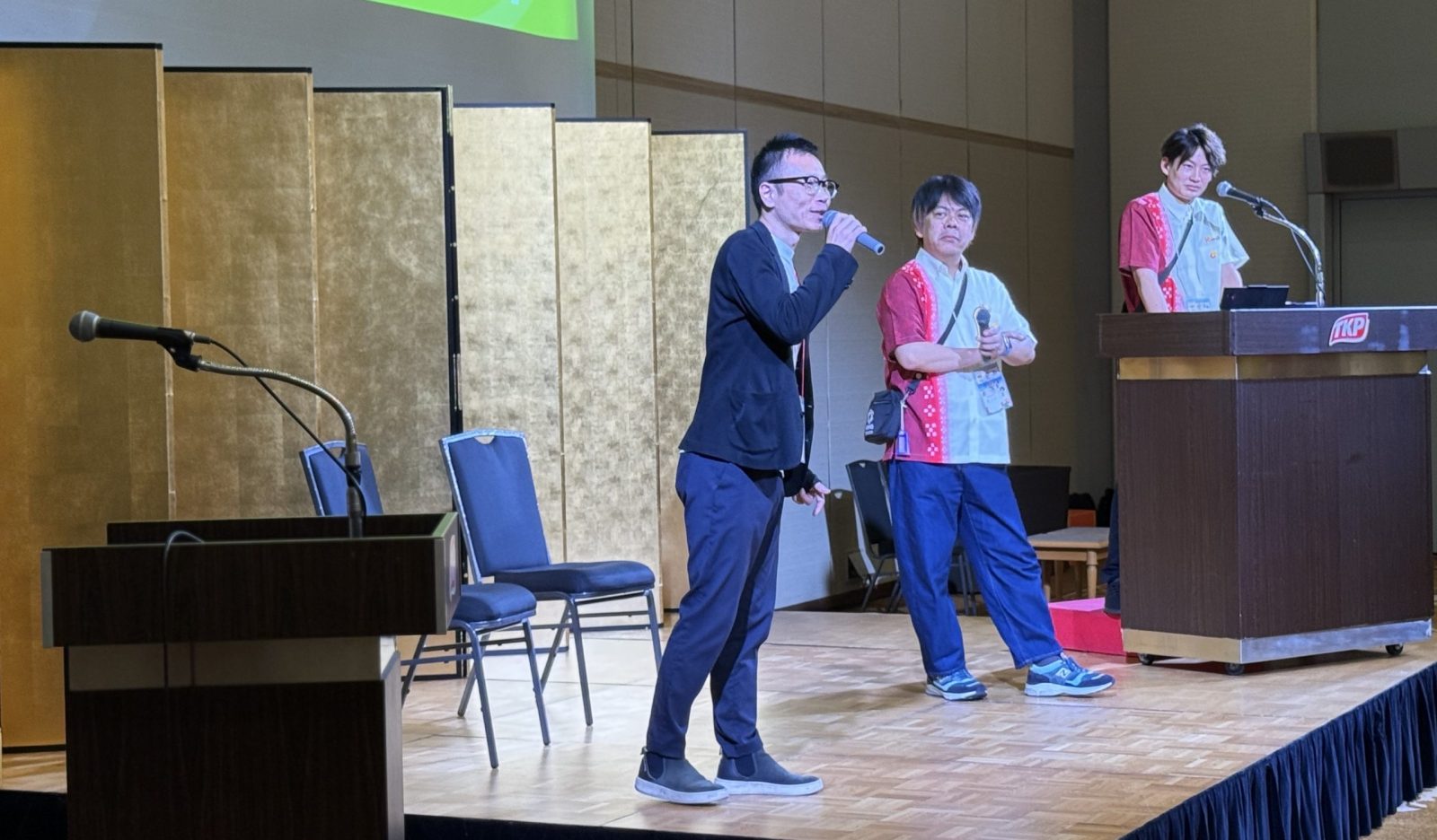 対談風景（手前：川咲さん、奥：浅賀）