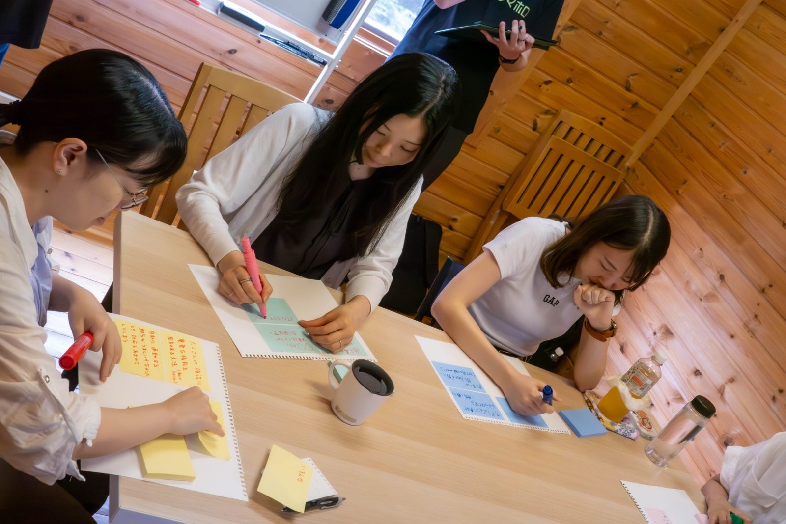 付箋に思い付いた課題をドンドン書き出していく