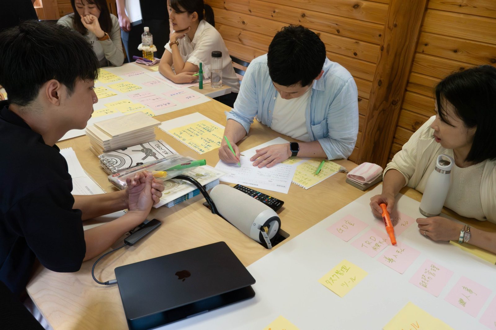 業務の流れを整理したうえで、改めて課題の原因を書き出す